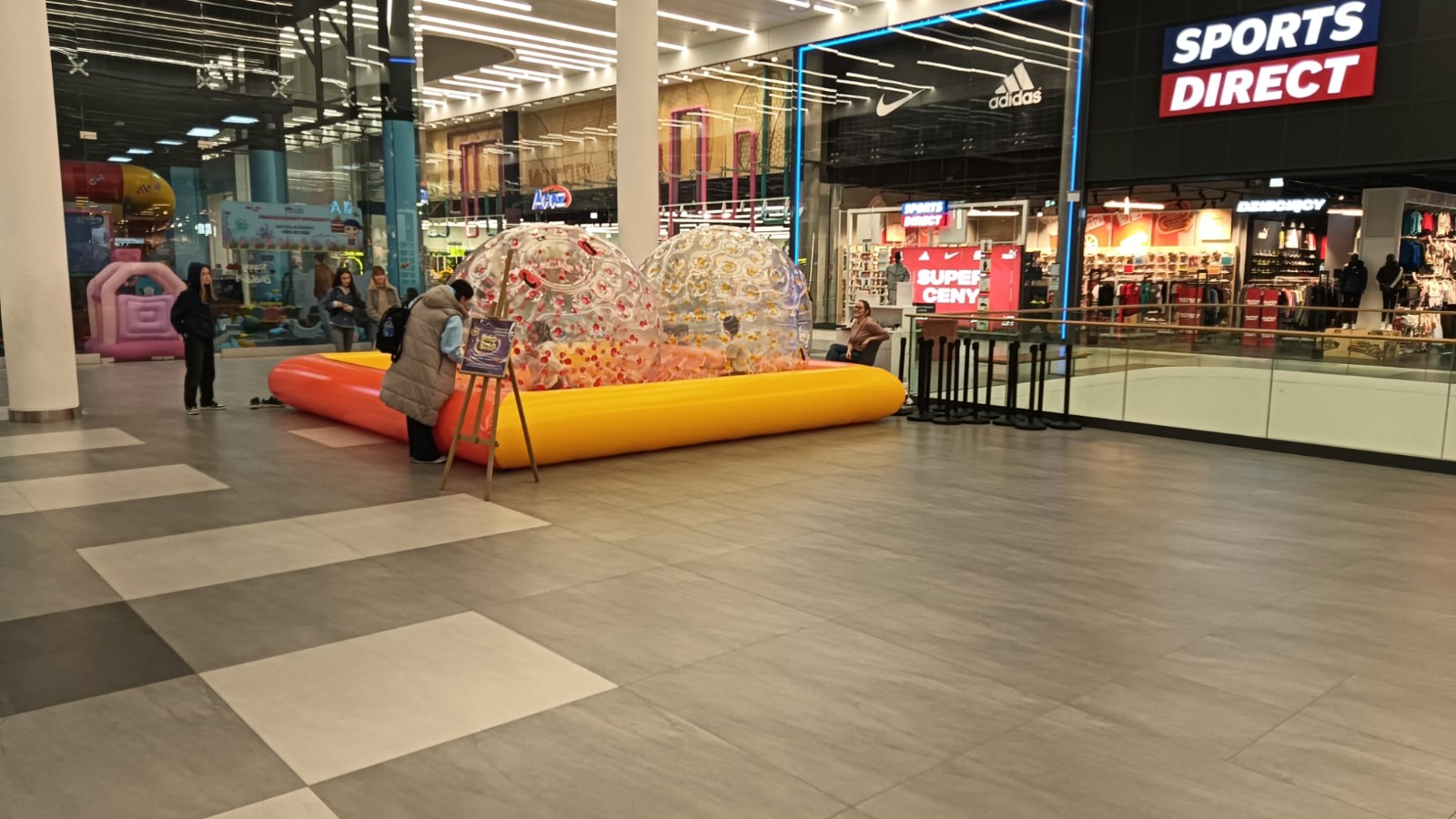 Kule sferyczne w centrum handlowym